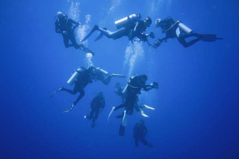 Group-of-scuba-divers-descending