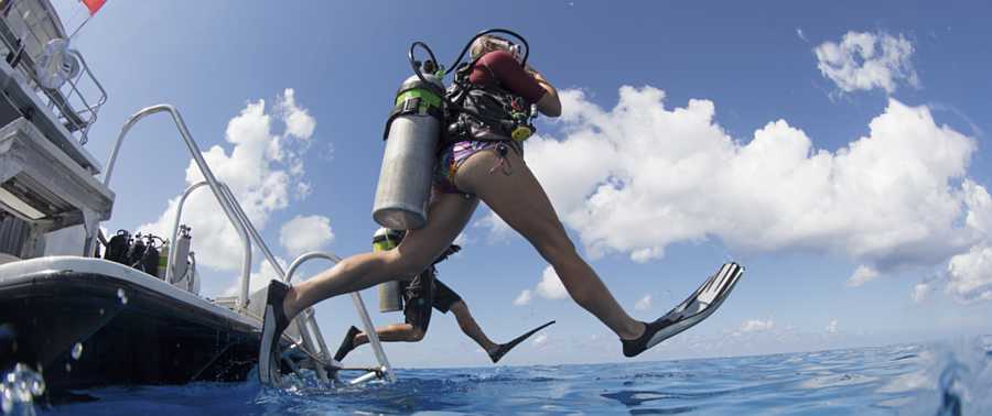 scuba-divers-leaping-with-giant-stride-from-boat
