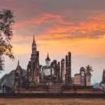 sitting-budha-at-sunset-in-wat-mahathat-sukhothai